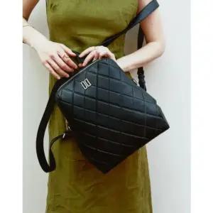 [갤러리아] DCBA5F454 닥스 블랙 아가일 패턴 소가죽 백팩