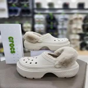 [크록스]공용 스톰프 라인드 클로그 통굽 털샌들 208546-160