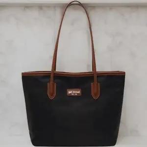 [다잇템] 여성 검정 콤비 대형백 패치 보부상 색상 숄더백