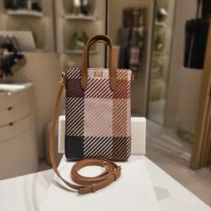 [닥스](강남점)DCWA4E501W2[GREAT HOUSE CHECK PVC] 브라운 로고장식 가죽 미니크로스백