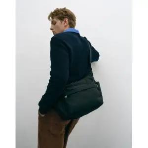 [롯데백화점]질스튜어트 [삭형추천][캐리어결합/RFID 차단]트래블 경량 나일론 크로스백 JUBA5F233BK