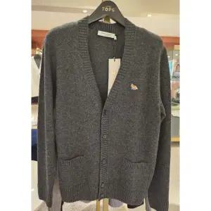 [롯데백화점]메종 키츠네 HM00501KT1006 (베이비폭스 브이넥 가디건)