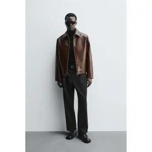 자라 ZARA 엠보스드 가죽 효과 점퍼 - 브라운 0155365700 883919