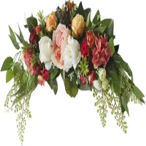 결혼식을 위한 수제 꽃 화환이 있는 현관문용 메놀라나 스웨그 화환