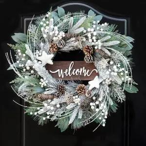 현관문 외부용 24인치 겨울 화환 소나무 원뿔 화이트 베리 웰컴 사인이 있는 핑크푸이 인공 야외