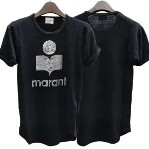 [명품] 24SS 에뚜왈 KOLDI 린넨 실버 로고 반팔티 블랙 TS0004FA A1N10E 01BK