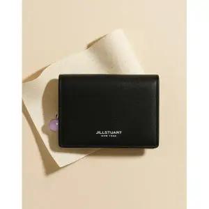 [롯데백화점]질스튜어트 [아크릴볼]블랙 로고배색 소가죽 2단 반지갑 JAWA5F921 BK