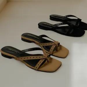 여성 블랙 브라운 펀칭 스트랩 트위스트 샌들