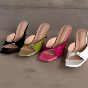 여성 메탈클립 스트랩 오픈토 가죽 뮬 샌들