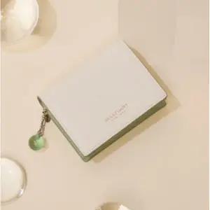 [롯데백화점]질스튜어트 [선물포장+쇼핑백]  아이보리 로고배색 소가죽 반지갑 JAWA5F922I2