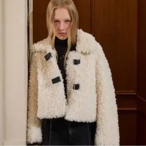 [갤러리아] [BLUE LABEL] 페이크 부클 퍼 장식 자켓 ER4OFJ01