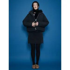 [에잇세컨즈] 웰론 하이넥 점퍼  블랙 (355Y38LY95)