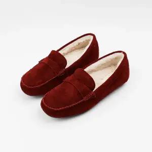[롯데백화점]신난다슈 여성 털 로퍼 단화 2cm 모카신 플랫 슈즈 퍼 소가죽 스웨이드 MRO257250 레드