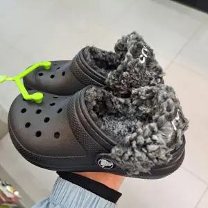 [편집샵 에스마켓]크록스 classic fleece lined clog k 212856-001