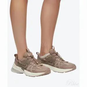 나이키 V2K 런 W 밍크 브라운 라이트 본 칼리지 그레이 IH0388 200