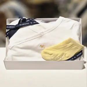 [블루독베이비 10] 26SS신상(WH)구름모달배내바디수트컬러팝양말세트 (461700400501103)