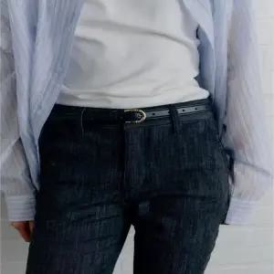 질스튜어트 핸드백 (JABE6E112BK) 20mm 블랙 골드버클 소가죽 슬림 여성벨트 JABE6E112