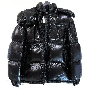 MONCLER 남여공용  엠보 로고 후드 패딩 1A52E40 68991 999 블랙