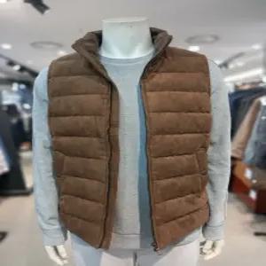 [트레몰로] 주)세정  트레몰로  24FW  스웨이드질감  패딩조끼  카멜브라운  TRHQC4Z8321