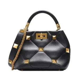 [중고명품] 블랙 로만 스터드 탑 핸들 스몰 토트백