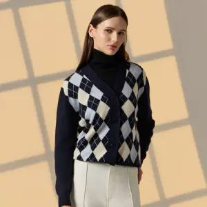 [런칭가 169,000 139,000] 데너 몽골 햇 캐시미어100 아가일 가디건 (25FW)