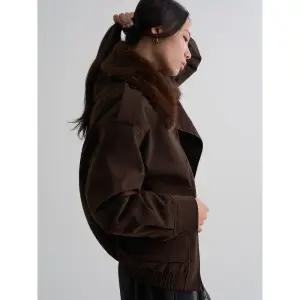 [에잇세컨즈] 디테처블 퍼칼라 스웨이드 블루종  브라운 (125Y3ZMQ7D)