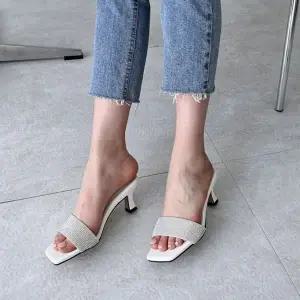 소가죽 비즈 슬리퍼힐 발등 민자 스퀘어토 미들힐 여성 구두 (WFJ5TO6)