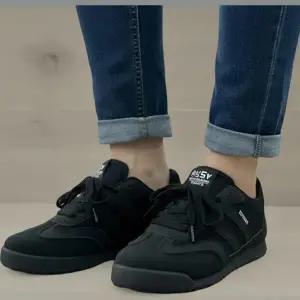 |CCS7D8B|여성 슬림핏 스트라이프 레이스업 로우탑 스니커즈