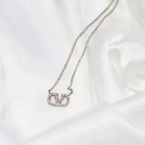 (발렌티노) 로고 크리스탈 목걸이(J0Q37)