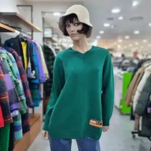 베네통/애플아울렛/모100% 니트 패치 루즈핏 브이넥 니트/BAKP75361