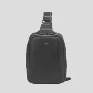 헤지스 액세서리 블랙 라인배색 가죽 슬링백 HJBA5E862BK