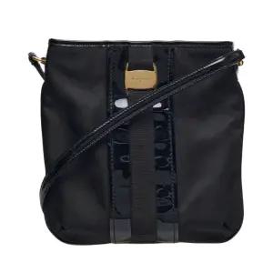 [중고명품] 블랙 나일론 바라 금장 여성 크로스백 21 E198