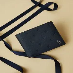 헤지스 액세서리 25FW [GOLDEN LANE] 네이비 음각패턴 소가죽 머니클립 HJWA5F563N3