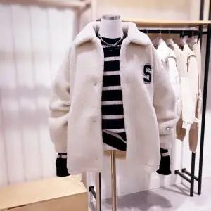 [대구백화점] [시에로]와펜장식 스탠카라 뽀글이  점퍼(SI4JPF713)