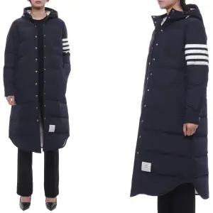[롯데백화점]톰브라운 25FW 여성 사선 스트라이프 다운 롱패딩 FOD025X 05222 415 25F