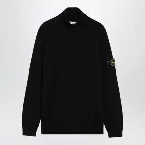 컴파스 로고 배지 터틀넥 풀오버 스웨터 5100025S00C4 V0029