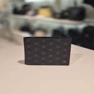 [닥스] DBWA6E756BK 엠블 DD패턴 PVC 반지갑 닥스핸드백 닥스가방 DBWA6E756