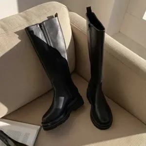 연말 모임 데이트 룩 여자 롱 부츠 검정 무릎 라인 (WFKBWAR)