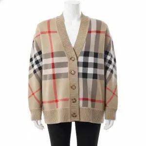 [버버리]생산 Check Technical Wool Jacquard Cardigan 8039153 체크 테크니컬 울 자카드 카디건 818575