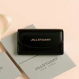 질스튜어트 핸드백 (JAWA5E540BK) [코코][지폐수납가능] 블랙 로고 장식 소가죽 3단 반지갑 JAWA5E540