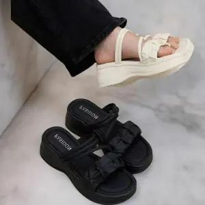 [하프클럽/다잇템]여성 키높이 스트랩 샌달 꼬임 푹신 곱창끈