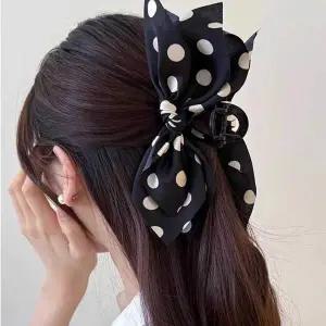 반 묶음 올림 머리 여성스러운 헤어 집게 핀 코디 올림머리집게핀