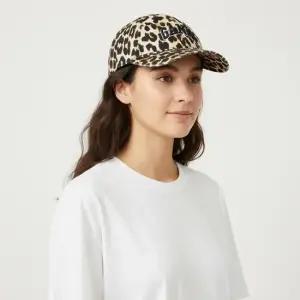 GANNI A6898 943 레오파드 프린트 로고 자수 볼캡