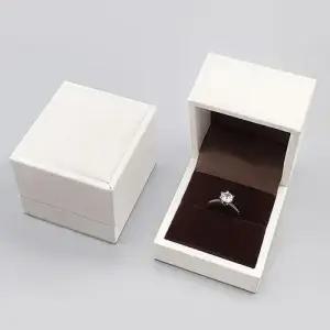 클래식 주얼리 하드케이스 반지 화이트 WFFIN7F