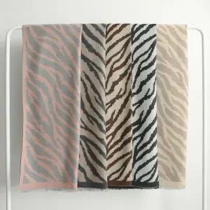 [하프클럽/브이와이]여자 지브라 애니멀 울 혼방 키치룩 머플러