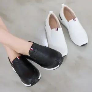 [원더슈즈] 심플 슬립온 스니커즈 4.5CM P-S137