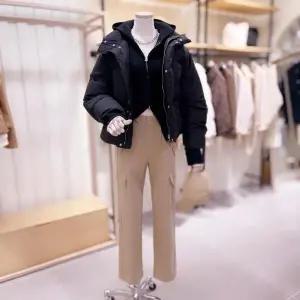 시에로 SJ4JPF31M 하이넥 세미크롭 덕다운 점퍼