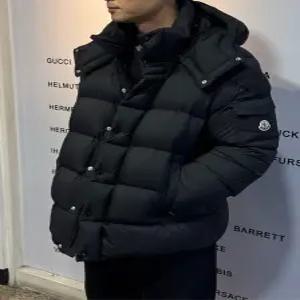 [명품] MAYA 70 후드 쇼트 다운 자켓 블랙 남성 자켓 1A00205 53333 999