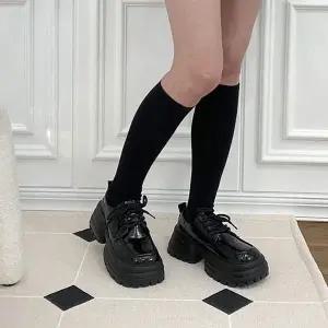 통굽 라운드토 레이스업 에나멜 플랫폼슈즈 여성용 5FW (WFKA0RJ)