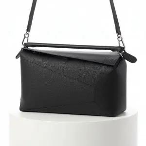 [로에베]25FW Large Puzzle bag in grained calfskin B510P00X05 1100 퍼즐백 라지 819615
